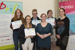 Ysgol Syr Thomas Jones, Amlwch  (chwith i'r dde) Lydia Challinor, Leah de Wolf, Michael Lewtas, Natalie Mathews (Profigator), Leia Tewnion, Kevanne Sanger (Profigator)