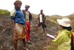 Nid yw nifer fawr o bentrefi gwledig ym Madagascar yn ymddangos ar unrhyw fap, ac mae hyn yn gwneud hi’n anodd sicrhau  bod projectau cadwraeth yn eu cyrraedd.