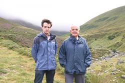 Richard Dallison a Dr Gavin Gatehouse wrth safle'r cynllun trydan dŵr mawr cyntaf sy'n cael ei chynllunio ar gyfer gogledd Cymru sy'n eiddo i'r gymuned.