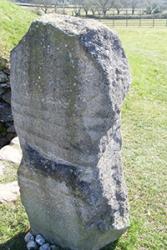 Delwedd o un o'r cerrig arysgrifenedig o siambr gladdu Bryn Celli Ddu ar Ynys Môn.