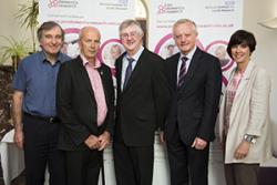 Yn lansio Join Dementia Research oedd yr Athro Bob Woods, Chris Roberts, sy'n byw efo'r cyflwr, Y Gweinidog, Mark Drakeford; Athro John G Hughes, Is-Ganghellor a'r Athro Jo Rycroft-Malone, pennaeth yr Ysgol Gwyddorau Gofal Iechyd.