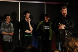 Aelodau'r Gymdeithas yn perfformio efo'r digrifwr Phil Jupitus y llynedd.