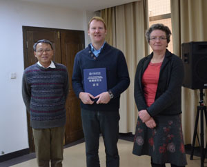 Left-right: Professor Wu from CAS presenting the award to Professor Davey Jones in Changsha; Dr Paula Roberts from SENRGy.