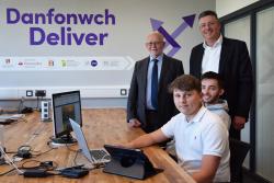 Aeth yr Athro Graham Upton a Matt Hutnell,Cyfarwyddwr Santander Universities UK i weld yr ystafell gyffredin ar gyfe entrepreneuriaid a chwrdd â SionOwen a Sion Davies o gwmni Arfordir.