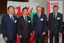 Chwith- dde: Mr Guoqiang, Li Prif Ysgrifennydd, Adran Addysg, Llysgenhadaeth Tsieina; Athro Xianyan Zhou, Llywydd CSUFT; Athro John G Hughes, Is-Ganghellor Prifysgol, Bangor University; Mr David Jones AS, Ysgrifenydd Gwladol Cymru. 