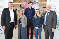 Matt Hutnell, Cyfarwyddwr Santander Universities UK gyda myfyrwyr sydd wedi derbyn cefnogaeth ganddynt sef; Jan Lloyd Nicholson, John Mahon ac Aneta Claridge, a fu'n siarad yn y digwyddiad, ac hefyd yr Athro Graham Upton.