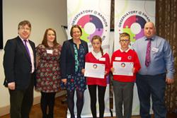 Cyflwynodd disgyblion Ysgol Biwmares eu hymchwil. Yma efo nhw mae'r Athro Dermot Cahill, Helen Dale ac Arwyn Roberts, o Broject Lleisiau Bach, a'r Comisiynnydd Plant, yr Athro Sally Holland.