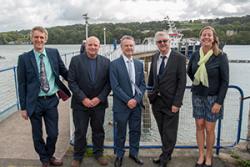  Yn y Lansiad (ch-dd) Athro Kevin Flynn, Profysgol Abertawe, Dr Mike Roberts, SEACAMS yn Ysgol Gwyddorau Eigion, Athro Colin Jago, Mark Drakeford a Nicole Esteban , rheolwraig SEACAMS Abertawe.