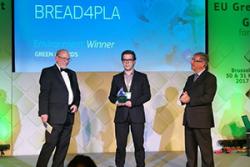 Enrique Moliner receiving the award on behalf of the BREAD4PLA team: Photo: AIMPLAS