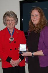 Helen Glanville yn derbyn ei medal gan Meistr y Brethynwyr  y Fonesig Victoria Diana Leatham,DL