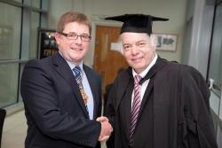 Dr John Olsson, sefydlydd y Sefydliad Ieithyddiaeth Fforensig sydd wedi graddio o Ysgol y Gyfraith, yn ysgwyd llaw gyda Mark Brown, Llywydd Cymdeithas y Gyfraith Caer a Gogledd Cymru