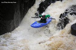 Joshua ar y 'Fairy Falls' ger Betws y Coed