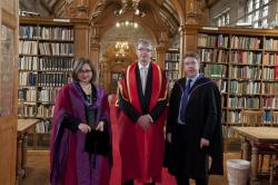 Yr Athro Malcolm Evans OBE, canol, gyda'r Athro Suzannah Linton (chwith) a Phennaeth yr Ysgol, yr Athro Dermot Cahill