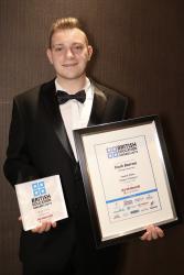 Mark Barrow yn seremoni wobrwyo y British Education Awards