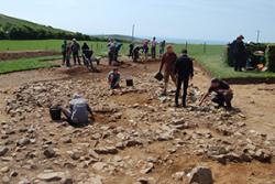 Gwahoddir aelodau’r cyhoedd i ymweld â chloddfa archeolegol Meillionydd ger Rhiw dros y penwythnos, i weld  beth sydd wedi ei darganfod gan yr archeolegwyr myfyrwyr a gwirfoddolwyr.