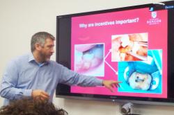 Yr Athro Paul Brocklehurst yn cyflwyno yn y seminar ddeintyddol: ‘Change in the Dental Landscape.’