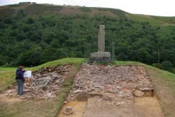 Cloddio ger Colofn Eliseg yn ystod tymor cynharach