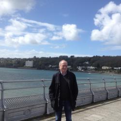 Yr Athro Gerhard Riemann yn mwynhau dro ar pier Bangor