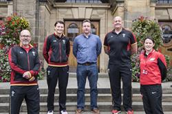 Tim Hoare (Rheolwr Datblygu Hyfforddwyr URC - Gogledd), Rachael Taylor (cydlynydd rygbi URC - Gorllewin), Dr Julian Owen (Darlithydd mewn Ffisioleg Chwaraeon), Marc Roberts (Rheolwr Rygbi Rhanbarthol URC - Gogledd), Iona Williams Rheolw