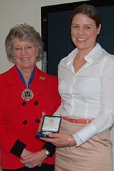 Rosie Poynor yn derbyn ei medal gan Meistr y Brethynwyr  y Fonesig Victoria Diana Leatham,DL