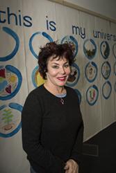 Bu Ruby Wax yn ymweld â project celf a wnaed ar gyfer Diwrnod Iechyd Meddwl yn ystod ymweliad diweddar â Bangor.