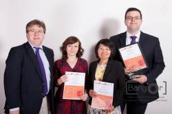 Chwith i dde: Pennaeth yr Ysgol, yr Athro Dermot Cahill; Dr Marie Parker; Li Ling Tang a Stephen Clear yn y seremoni wobrwyo