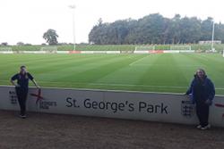 Abby Forshaw a Karen Thomas, rhai o'r gwirfoddolwyr a fu i St.George’s Park yn swydd Stafford, cartref Cymdeithas Bêl-droed Lloegr.