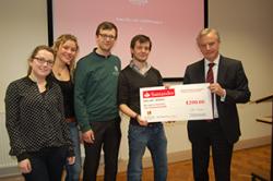 Jamie Muir, James Gudgeon, Maria O'Reilly a Theresa Schween; Ysgol Seicoleg a Busnes yn derbyn gwobr gan Yr Athro John G. Hughes.  Aelodau'r tim Declan McClelland, Ben Haines a Emma-Louise Jones ddim yn bresennol.  