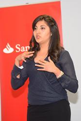 Suita Diaz yn cyflwyno’i syniad busnes i’r beirniaid yng Nghystadleuaeth Entrepreneuriaeth Prifysgolion Santander.   