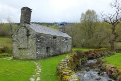 Mae Tŷ Mawr Wybrnant, ger Betws y Coed, yn gartref i'r Beibl cyntaf a gyfieithwyd i'r Gymraeg fel rhan o gasgliad o Feiblau mewn dros 100 o wahanol ieithoedd.                 : © Ymddiriedolaeth Genedlaethol / Iolo Penri Photography