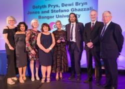 ch-dd: Cadeirydd RCSLT Della Money, Prif Weithredwr RCSLT Kamini Gadhok MBE, RCSLT Is-Gadeirydd  RCSLT, Delyth Prys, Canolfan Bedwyr, Noddwr yr RCSLT EHB Iarlles Wessex, Stefano Ghazzali a Dewi Bryn Jones o Ganolfan Bedwyr a Llywydd RCSLT Nick Hewer. 