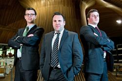 Cwith -dde: James Gudgeon, James Gilespie and Bryan Walls aelodau'r Tim ( efo to bach ar yr i) a fu'n 'Brolio' yn y Senedd. Credyd llun Sefydliad Marchnata Siartredig 