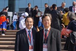 Dr Wei Shi (right) with Professor Jin Huang, President of CUPL