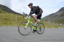 Xavier yn ymarfer ar gyfer y her Ironman Cymru, bydd yn cael ei chynnal yn Ninbych y Pysgod ym mis Medi