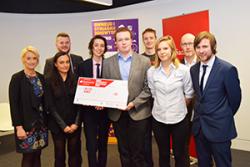 Beirniaid Cystadleuaeth Entrepreneuriaeth Prifysgolion Santander, Siwan Mitchelmore, Aron Owen a Andy Goodman efo aelodau project My Stryd (Roedd yr Athro John G Hughes wedi gadael am gyfarfod arall)..