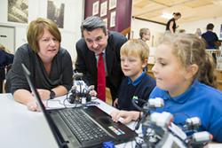 Bethan Morris-Jones, Pennaeth Ysgol Glancegin yn esbonio'r gweithgareddau creu robots electronig i'r Gweinidog.