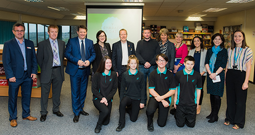 Chwith i’r dde: Dr Dylan Foster Evans (Prifysgol Caerdydd), Yr Athro Tudur Hallam (Prifysgol Abertawe), Alun Davies (Gweinidog Dysgu Gydol Oes a’r Iaith Gymraeg), Dr Cathryn Charnell White (Prifysgol Aberystwyth), Yr Athro Gerwyn Wiliams (Prifysgol Bangor