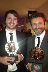 Osian Williams (Chwith) gyda'r actor Michael Sheen